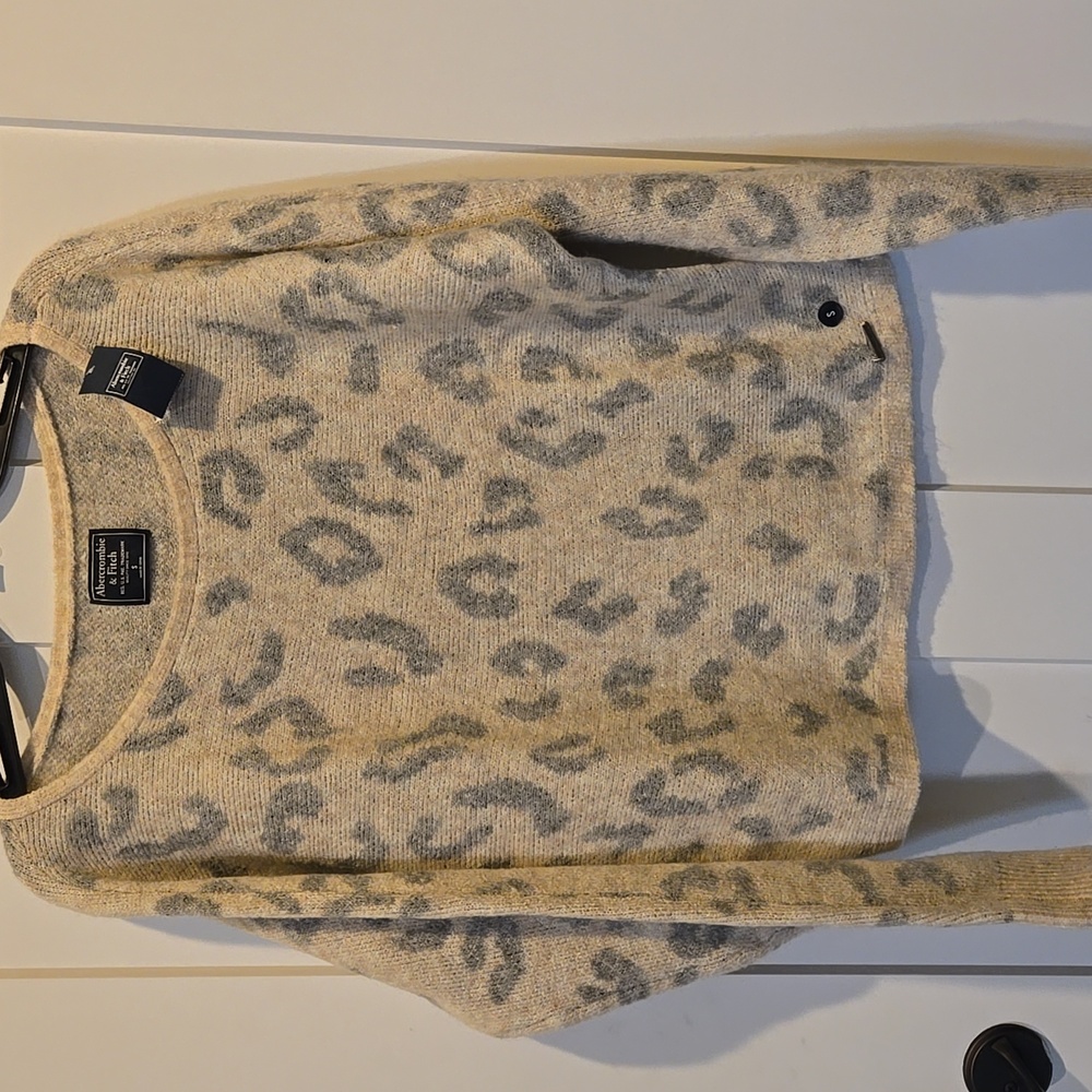 NWT Abercrombie & Fitch Gray Leopard Print Sweater Cream Heathered S Soft